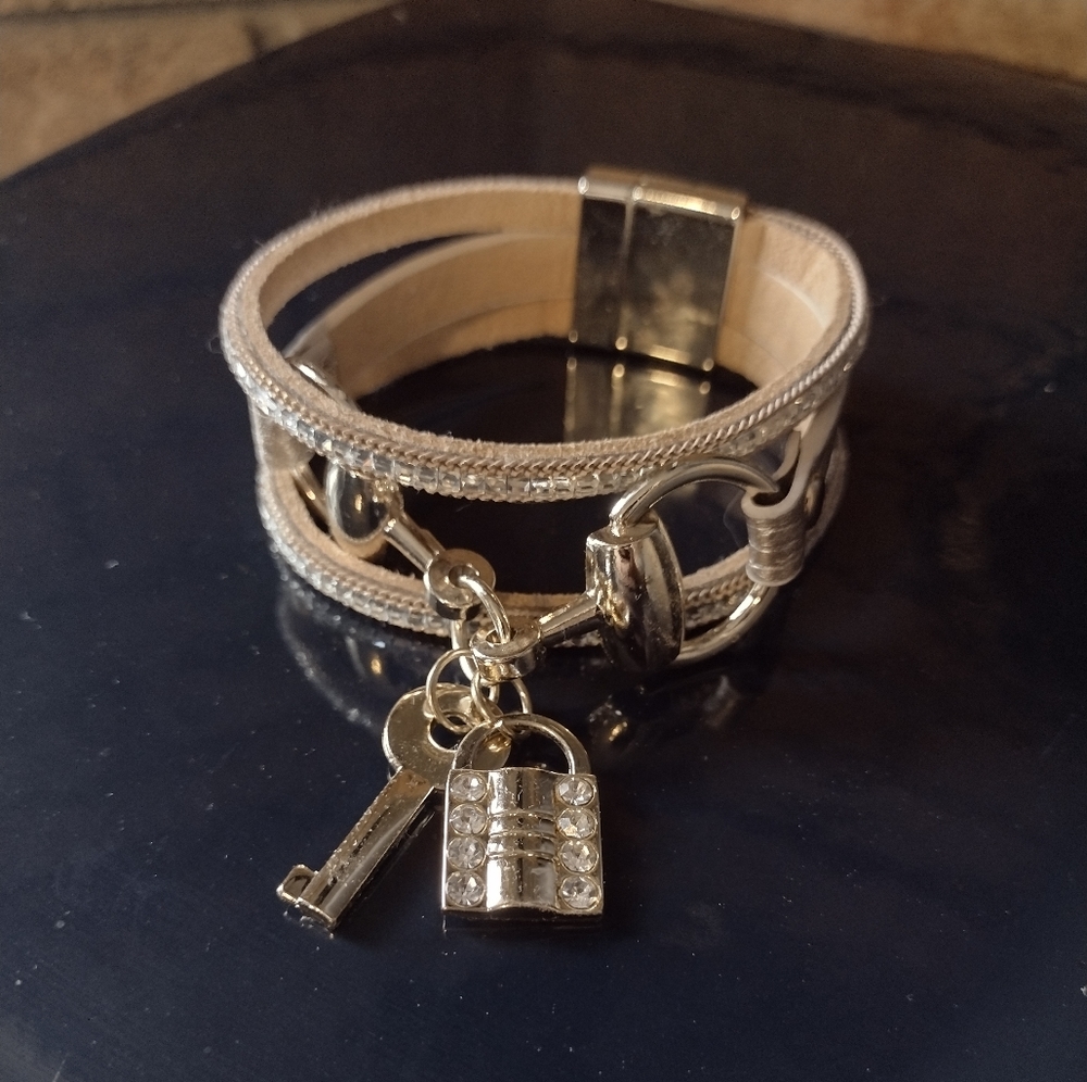 Key and lock leather bracelet